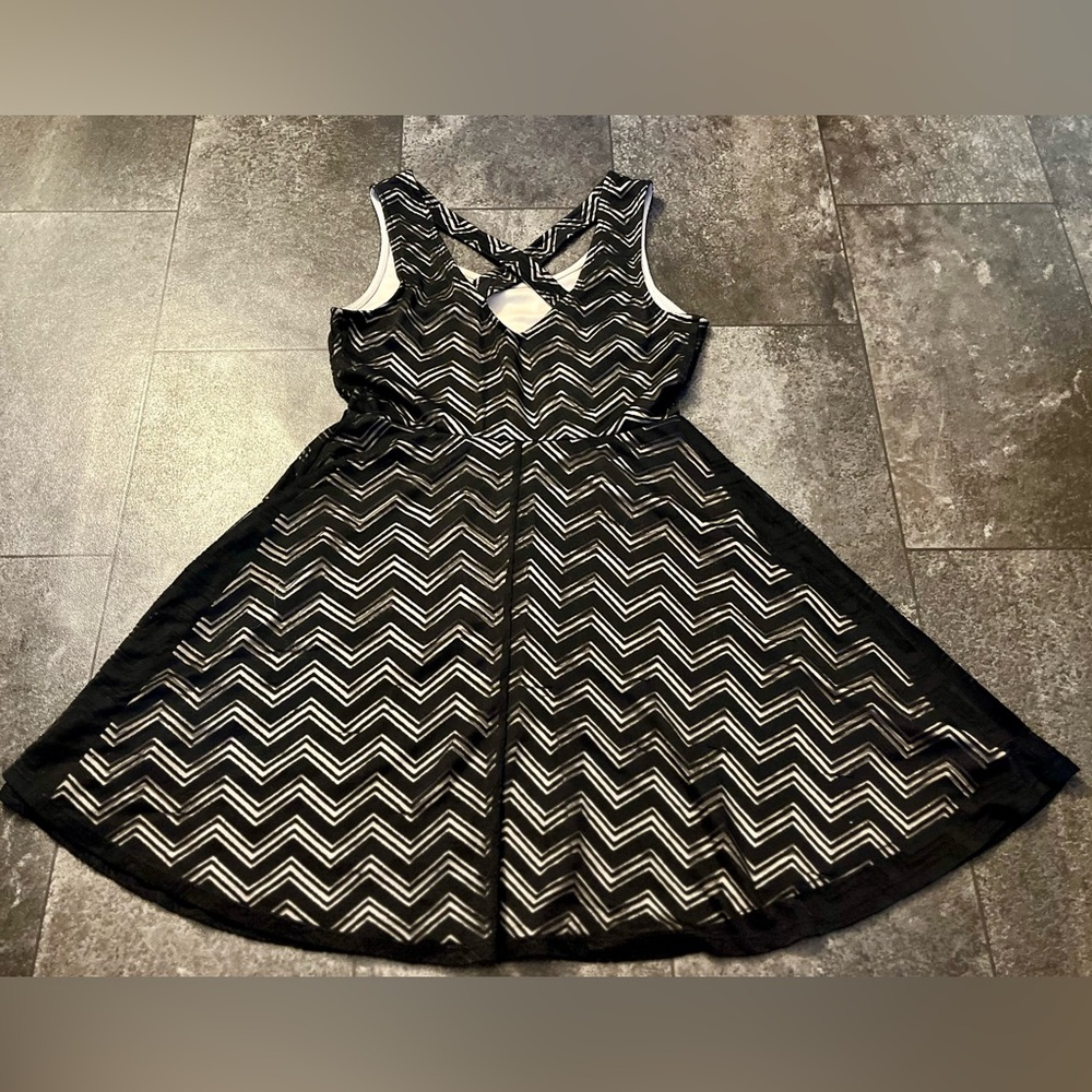 Sus* Candie’s Black and Tan Chevron Sleeveless Dress - Picture 5 of 11